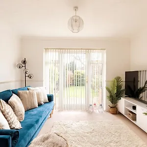 Surrey - 2 Bedroom House, Rh1, Contractors Welcome, Sleeps 5 Max, 2 Parking Spaces, Near Town Centre, Train Station And Gatwick Airport , Redhill (Surrey) United Kingdom